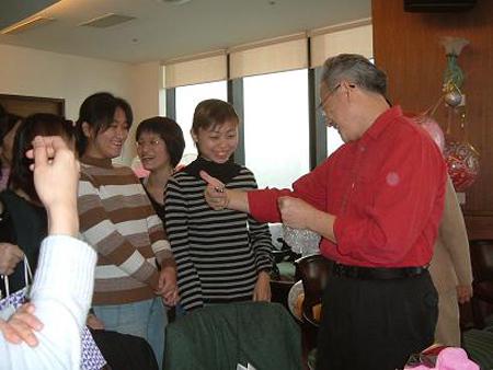 2004 (81).jpg - Jan 10, 2004 老師慶生會(基隆 海景大樓33樓) [Birthday Party for Prof. Shi-Yen Shiau]-4